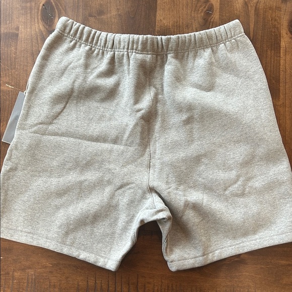 Fear of God ESSENTIALS Men's Sweatshorts Dark Oatmeal - Picture 3 of 3